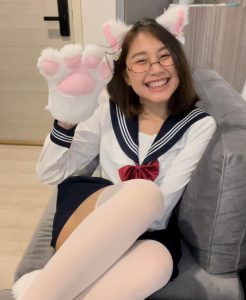 น้องไข่เน่า สาวแว่น